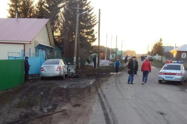 Женщины садились в машину, когда в них на скорости влетело другое авто Женщины садились в машину, когда в них на скорости влетело другое авто