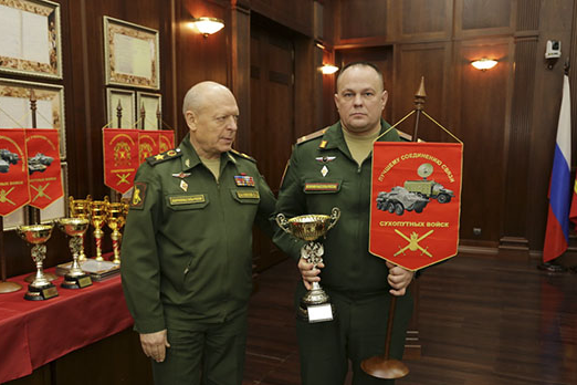 Командир бригады, подполковник Михаил Морозов, получил кубок и вымпел<br> Командир бригады, подполковник Михаил Морозов, получил кубок и вымпел<br>