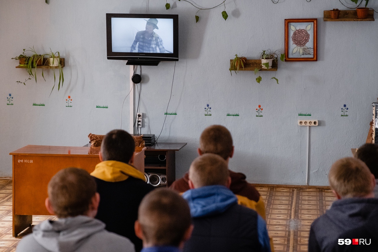 В комнате отдыха у тех, кто при нас здесь смотрит фильм, спрашивают, почему не на работе. Причины — больничный, отпуск В комнате отдыха у тех, кто при нас здесь смотрит фильм, спрашивают, почему не на работе. Причины — больничный, отпуск