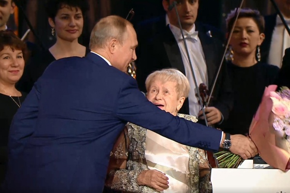 Владимир Путин пришёл на концерт к юбилярше с цветами и новостью о высокой награде Владимир Путин пришёл на концерт к юбилярше с цветами и новостью о высокой награде
