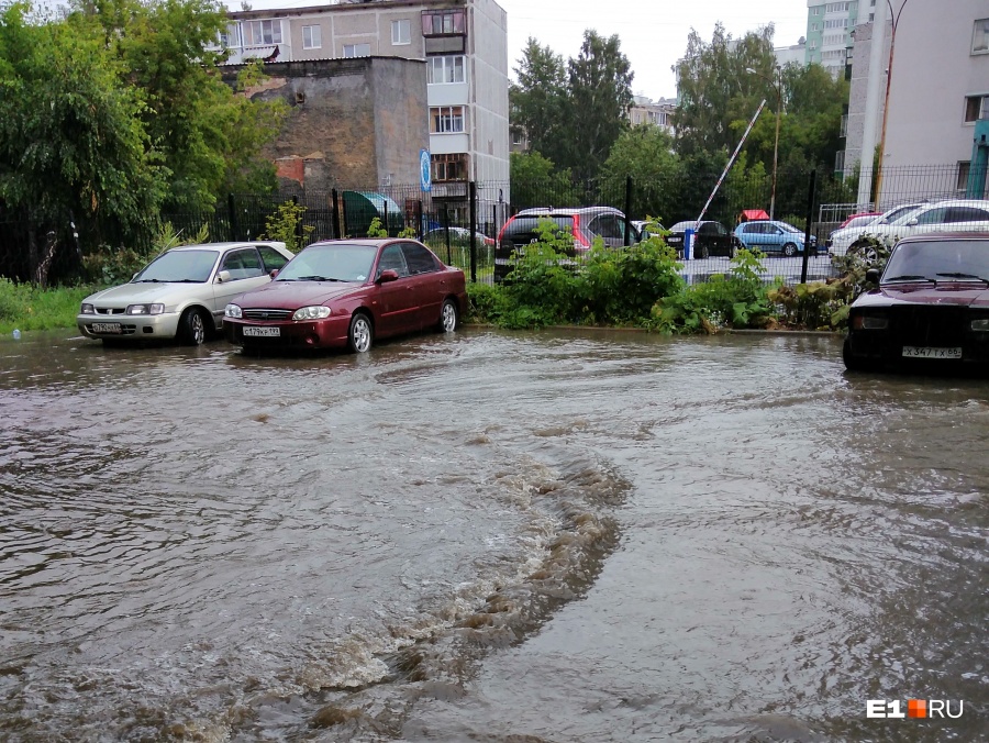 Осадки в екатеринбурге. Потоп в Екатеринбурге. Екатеринбург затопило. Ливень в Екатеринбурге сейчас. Потоп в Екатеринбурге сегодня.