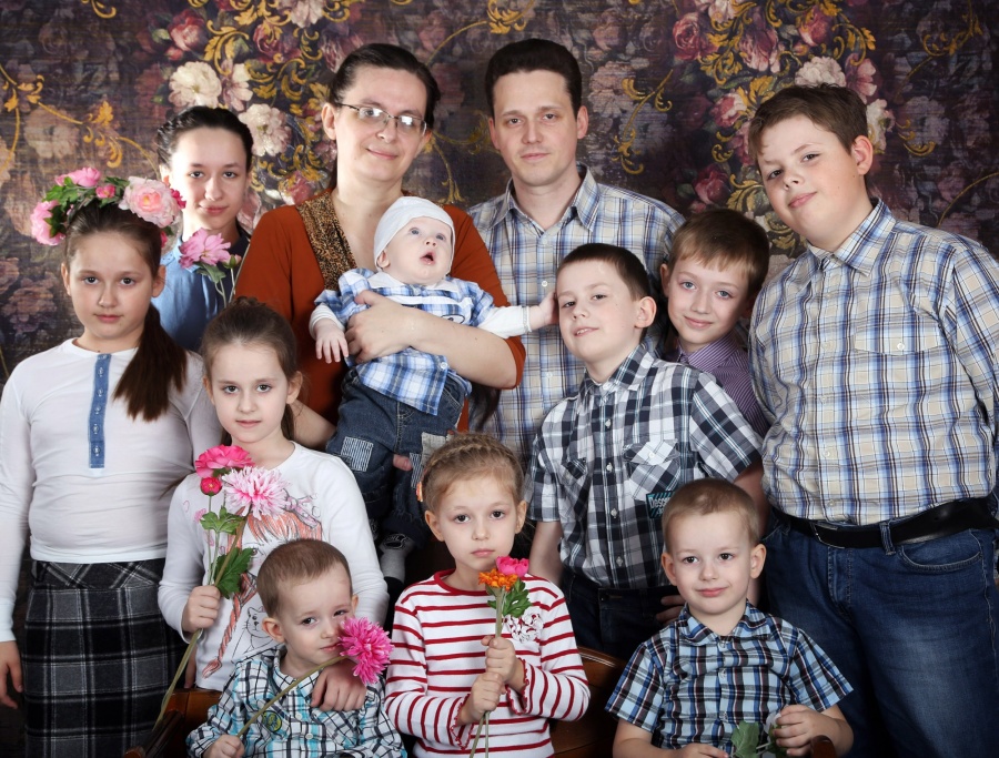 Семья Чуркиных вместе с детьми