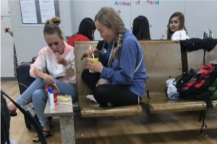 Туристы сидят в аэропорту Инчхон и ждут, когда их депортируют в Россию Туристы сидят в аэропорту Инчхон и ждут, когда их депортируют в Россию