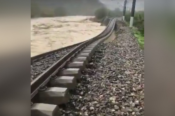 Вода сильно размыла пути Вода сильно размыла пути