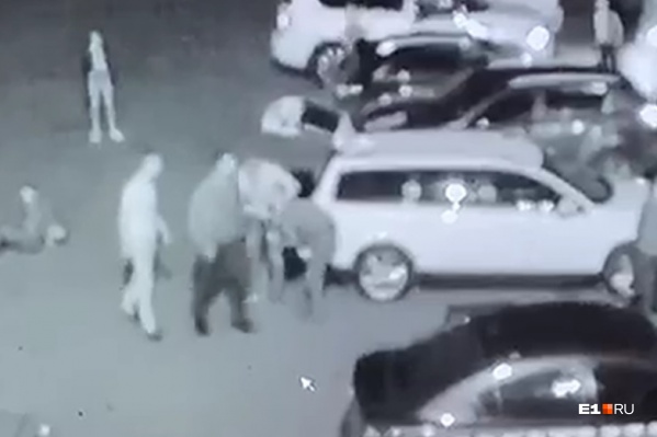 Группа молодых мужчин совершила нападение, когда сотрудники на улице разгружали оборудование Группа молодых мужчин совершила нападение, когда сотрудники на улице разгружали оборудование