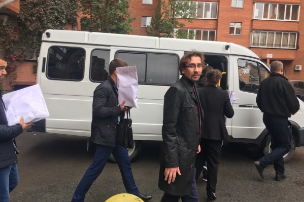 Иван Востриков говорит, что у него изъяли документы и все носители информации из квартиры. Сейчас мужчина находится на допросе у силовиков Иван Востриков говорит, что у него изъяли документы и все носители информации из квартиры. Сейчас мужчина находится на допросе у силовиков