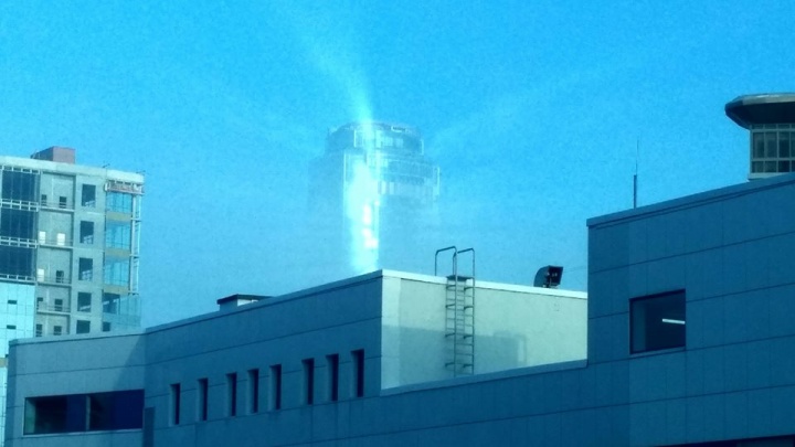 Смотрите, они светятся! В тумане екатеринбургские небоскрёбы превратились в маяки