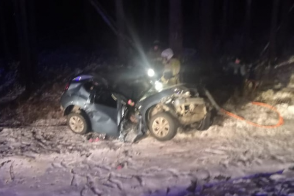 Машина врезалась в дерево Машина врезалась в дерево