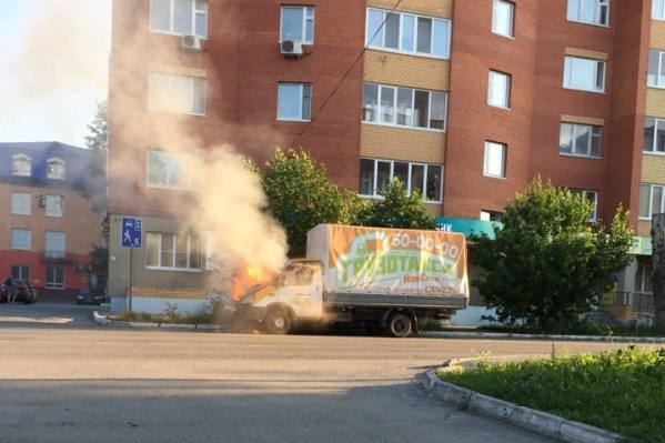 Машина загорелась с передней части Машина загорелась с передней части 