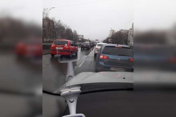 В пробке водители успевают несколько раз выйти из машины и покурить В пробке водители успевают несколько раз выйти из машины и покурить