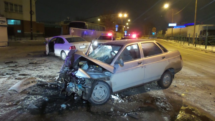 В Екатеринбурге водитель «десятки», уходивший от погони ГИБДД, выехал на встречку и протаранил такси