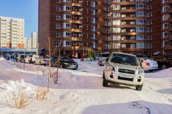 Парковка на газонах и пешеходных дорожках во дворах стала обыденностью Парковка на газонах и пешеходных дорожках во дворах стала обыденностью