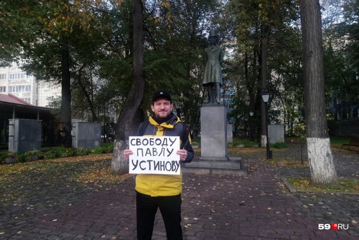 Александр встал у памятника Пушкину