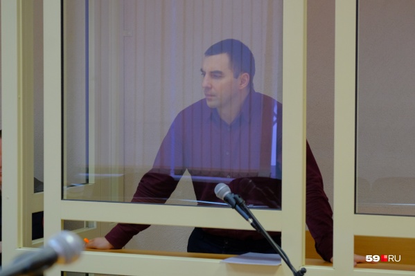 Илья Кузьмин наблюдает за судом из закрытого стеклянного бокса Илья Кузьмин наблюдает за судом из закрытого стеклянного бокса