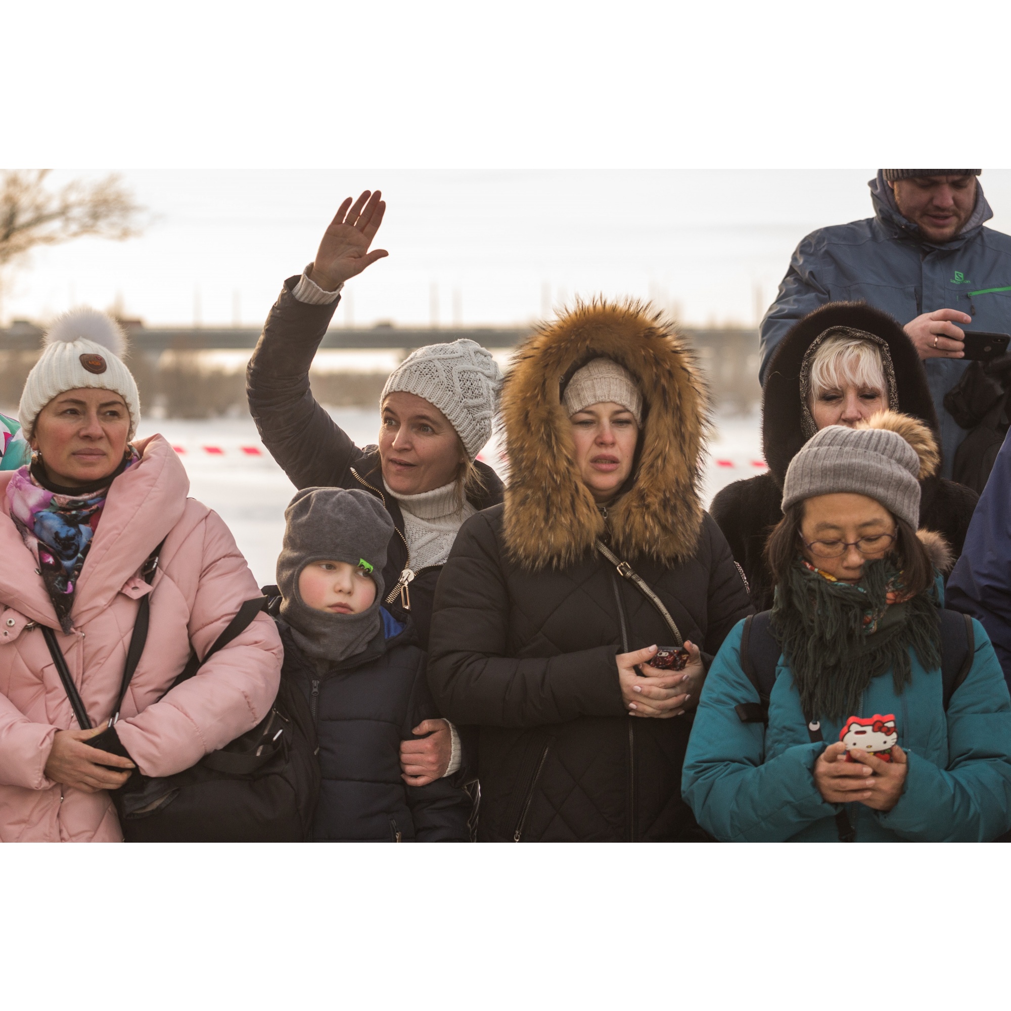 Спасатели постоянно сгоняли группы поддержки с маленькой платформы у проруби, но они слишком были рады за своих морозоустойчивых героев Спасатели постоянно сгоняли группы поддержки с маленькой платформы у проруби, но они слишком были рады за своих морозоустойчивых героев
