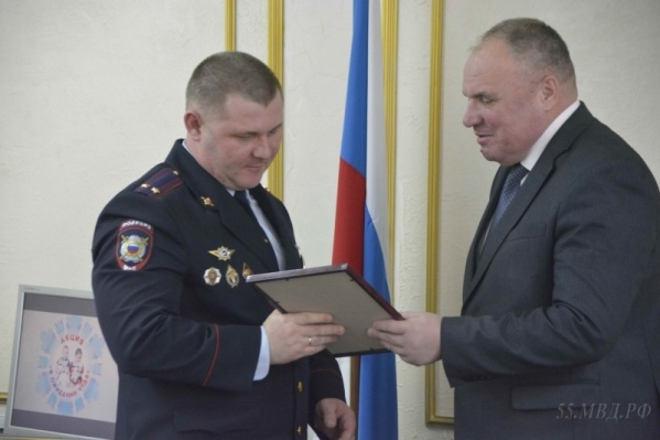 Главный полицейский Омска Алексей Меркушов не раз получал награды от чиновников. А теперь он получил «минуту славы» в масштабах всей страны Главный полицейский Омска Алексей Меркушов не раз получал награды от чиновников. А теперь он получил «минуту славы» в масштабах всей страны