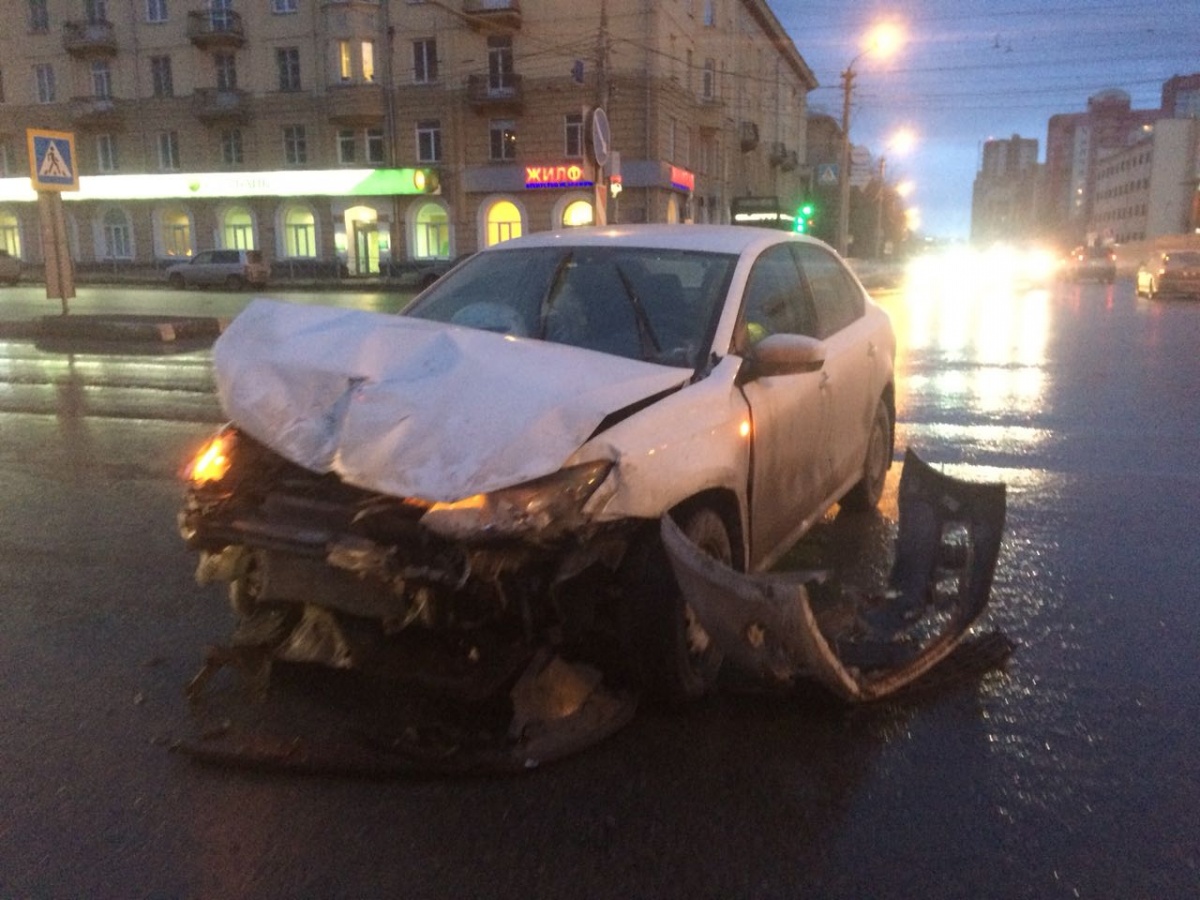 Светофор на Кирова покосился из-за влетевшей в него «Тойоты» | 23.03.2018 |  Новосибирск - БезФормата