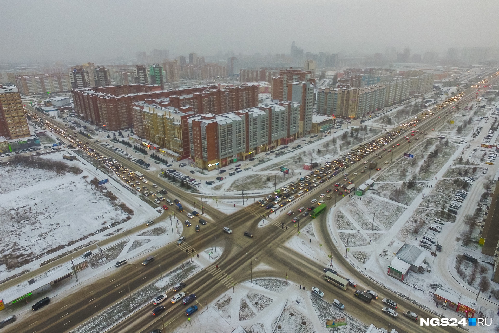 Нгс красноярск. Улица 9 мая Красноярск. 9 Мая Водопьянова перекресток. Красноярск улица Шахтёров 9 мая. Транспортная развязка на чистую слободу.