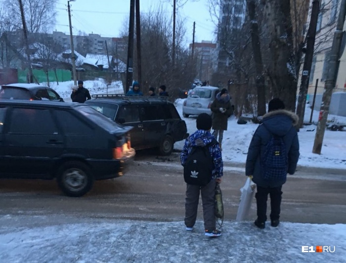 Иномарка чудом не сбила никого из пешеходов Иномарка чудом не сбила никого из пешеходов