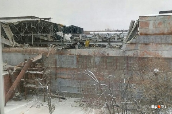 Под обломками рухнувшей кровли погибли четверо рабочих цеха Под обломками рухнувшей кровли погибли четверо рабочих цеха