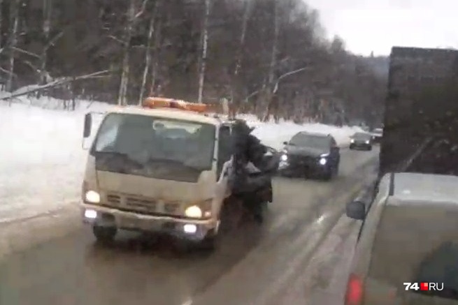 На этом эвакуаторе всё, что осталось от попавшего в аварию Hyundai Accent На этом эвакуаторе всё, что осталось от попавшего в аварию Hyundai Accent