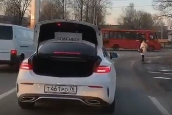 Автомобилисты удивлялись, когда вместо подмигивания аварийкой увидели такое Автомобилисты удивлялись, когда вместо подмигивания аварийкой увидели такое