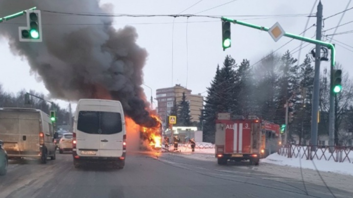 Тушили 40 минут: появилось видео полыхающего автобуса на Московском проспекте
