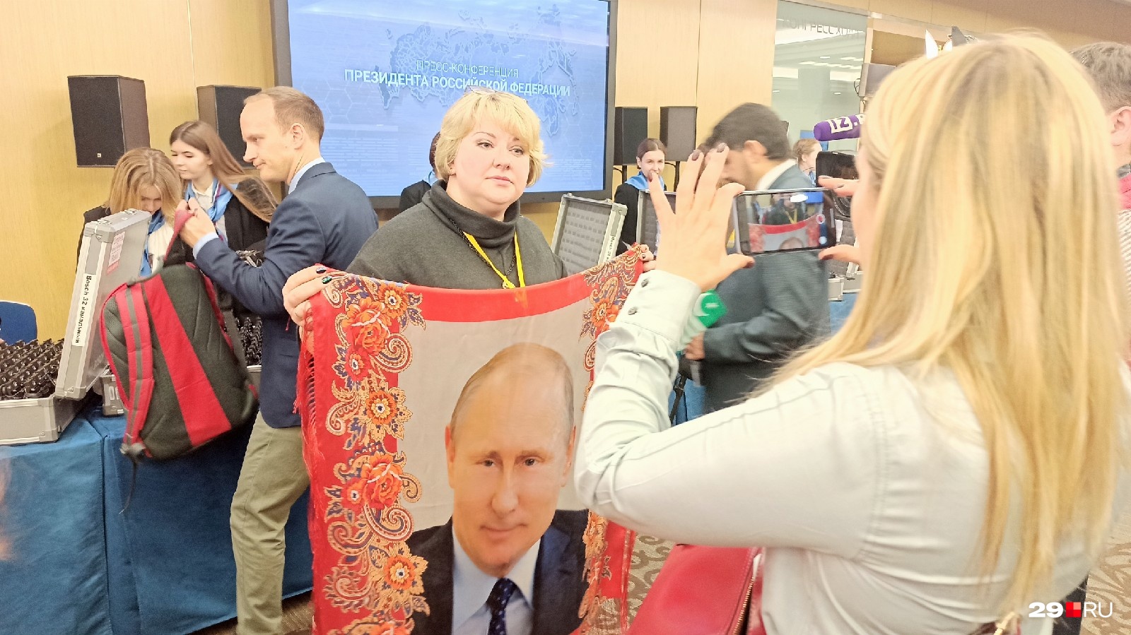 Ну как тут не вспомнить Якубовича? Журналистка из Павловского Посада Анна Сумица привезла президенту вот такой платок Ну как тут не вспомнить Якубовича? Журналистка из Павловского Посада Анна Сумица привезла президенту вот такой платок