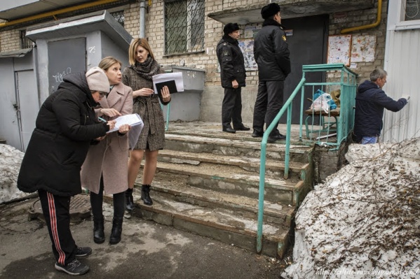 Балкон демонтировали под присмотром полиции Балкон демонтировали под присмотром полиции