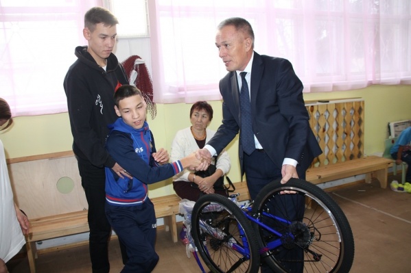 Судя по фото, ребенок, который получил велосипед, не может самостоятельно стоять Судя по фото, ребенок, который получил велосипед, не может самостоятельно стоять