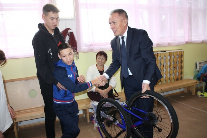 Судя по фото, ребенок, который получил велосипед, не может самостоятельно стоять Судя по фото, ребенок, который получил велосипед, не может самостоятельно стоять