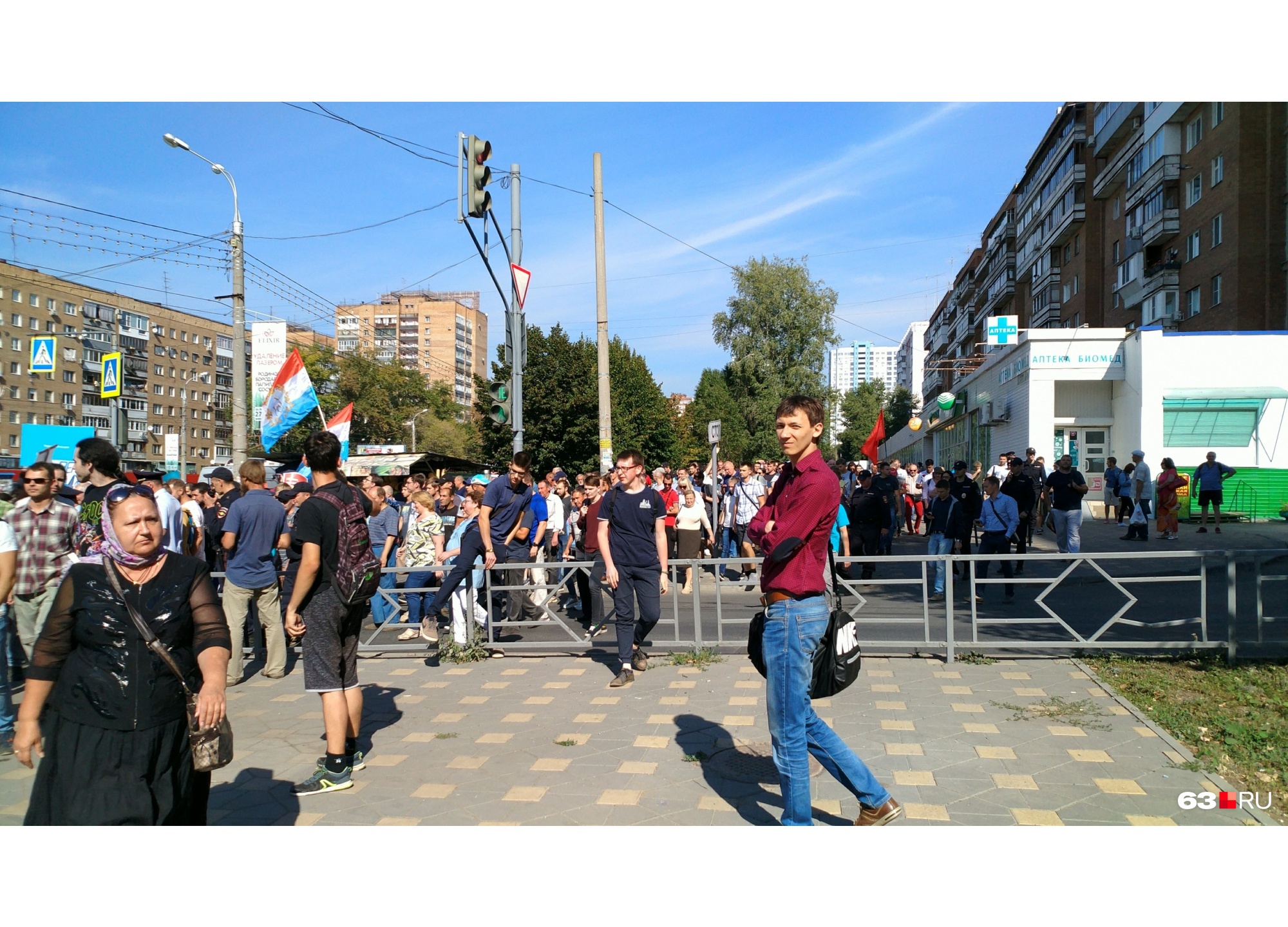 Протестующие шли по тротуарам Протестующие шли по тротуарам