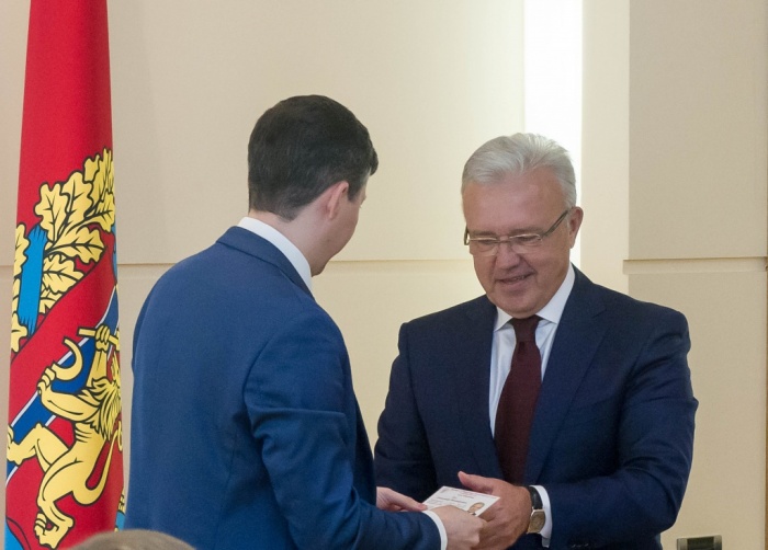 Александру Уссу вручили удостоверение кандидата в губернаторы