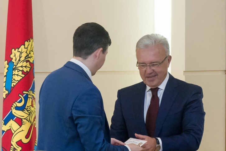 Александру Уссу вручили удостоверение кандидата в губернаторы Александру Уссу вручили удостоверение кандидата в губернаторы