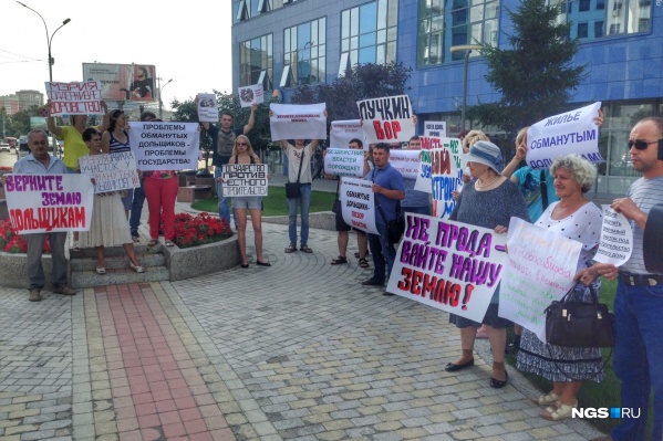 Пикет обманутых дольщиков ЖК «Три богатыря» (июль 2016 года) Пикет обманутых дольщиков ЖК «Три богатыря» (июль 2016 года)