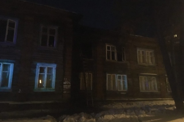 Насколько сильно в пожаре пострадал дом, пока неизвестно, но две квартиры на втором этаже не пригодны сейчас для жизни Насколько сильно в пожаре пострадал дом, пока неизвестно, но две квартиры на втором этаже не пригодны сейчас для жизни