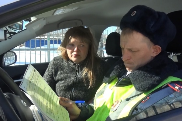 Женщина была сильно недовольна, что ее остановили автоинспекторы Женщина была сильно недовольна, что ее остановили автоинспекторы
