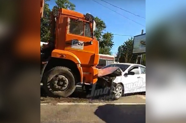 Грузовик буквально протаранил легковушку Грузовик буквально протаранил легковушку
