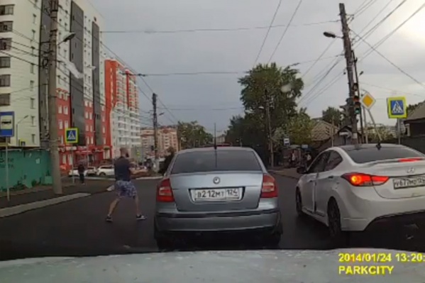 Мужчины устроили драку прямо на дороге Мужчины устроили драку прямо на дороге