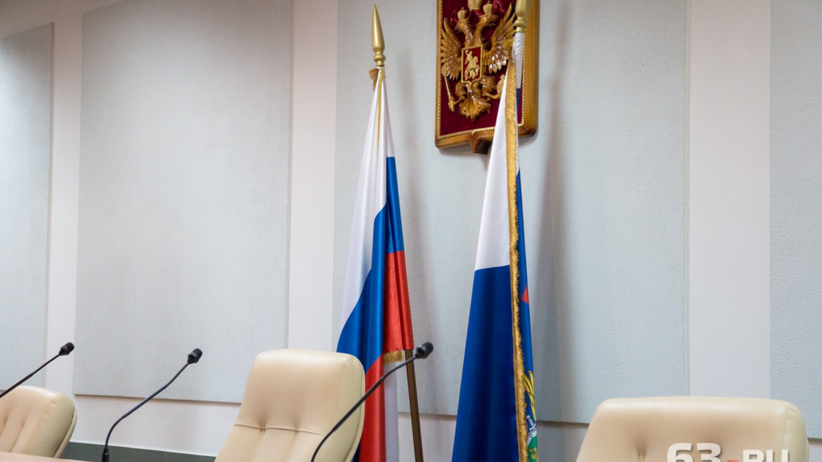 Белый, алый... Какой еще цвет был указан в постановлении Верховного совета РСФСР?