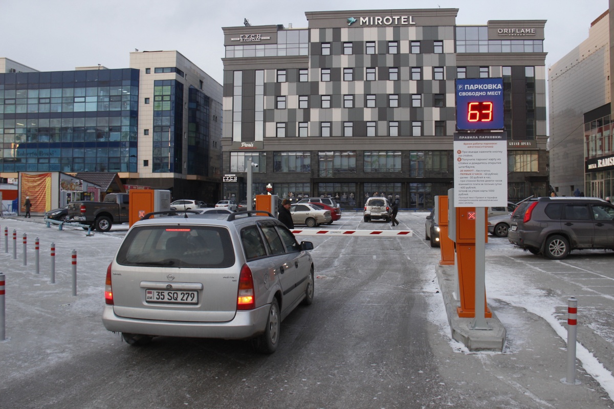 На месте ярмарки у ГУМа появилась двойная платная парковка | 19.04.2019 |  Новосибирск - БезФормата