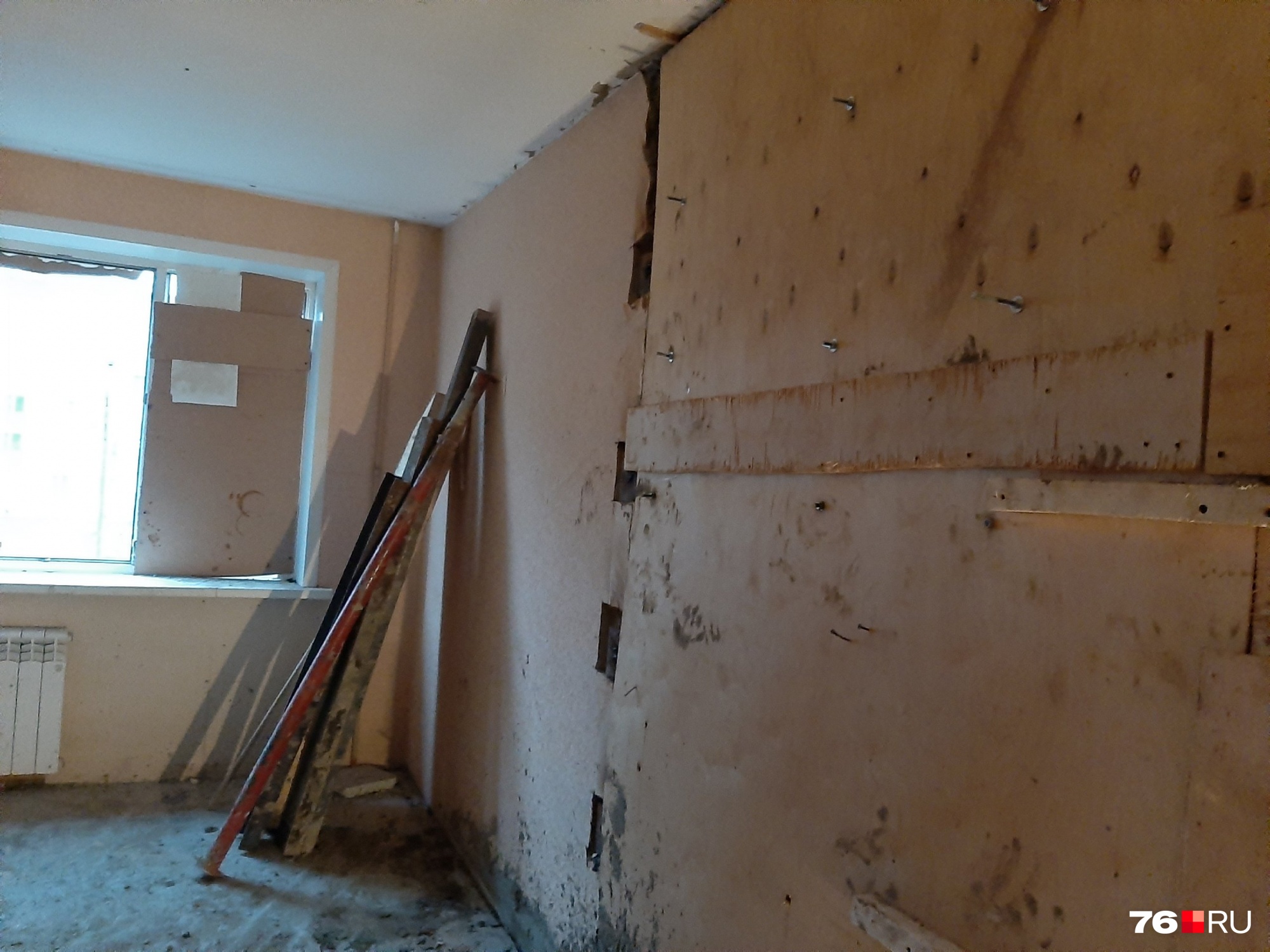 Рабочие восстановили рухнувшую стену между квартирами