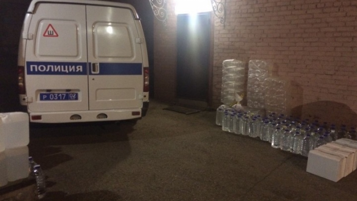 В гараже у жителя Башкирии нашли две тысячи литров поддельного алкоголя