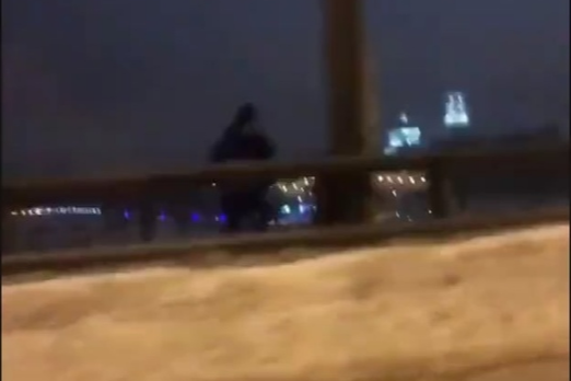 Мужчина долго стоял на мосту Мужчина долго стоял на мосту
