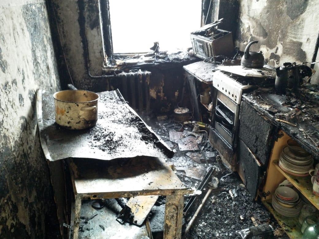 В центре Уфы загорелась квартира: пожарные спасли хозяев из горящего жилища