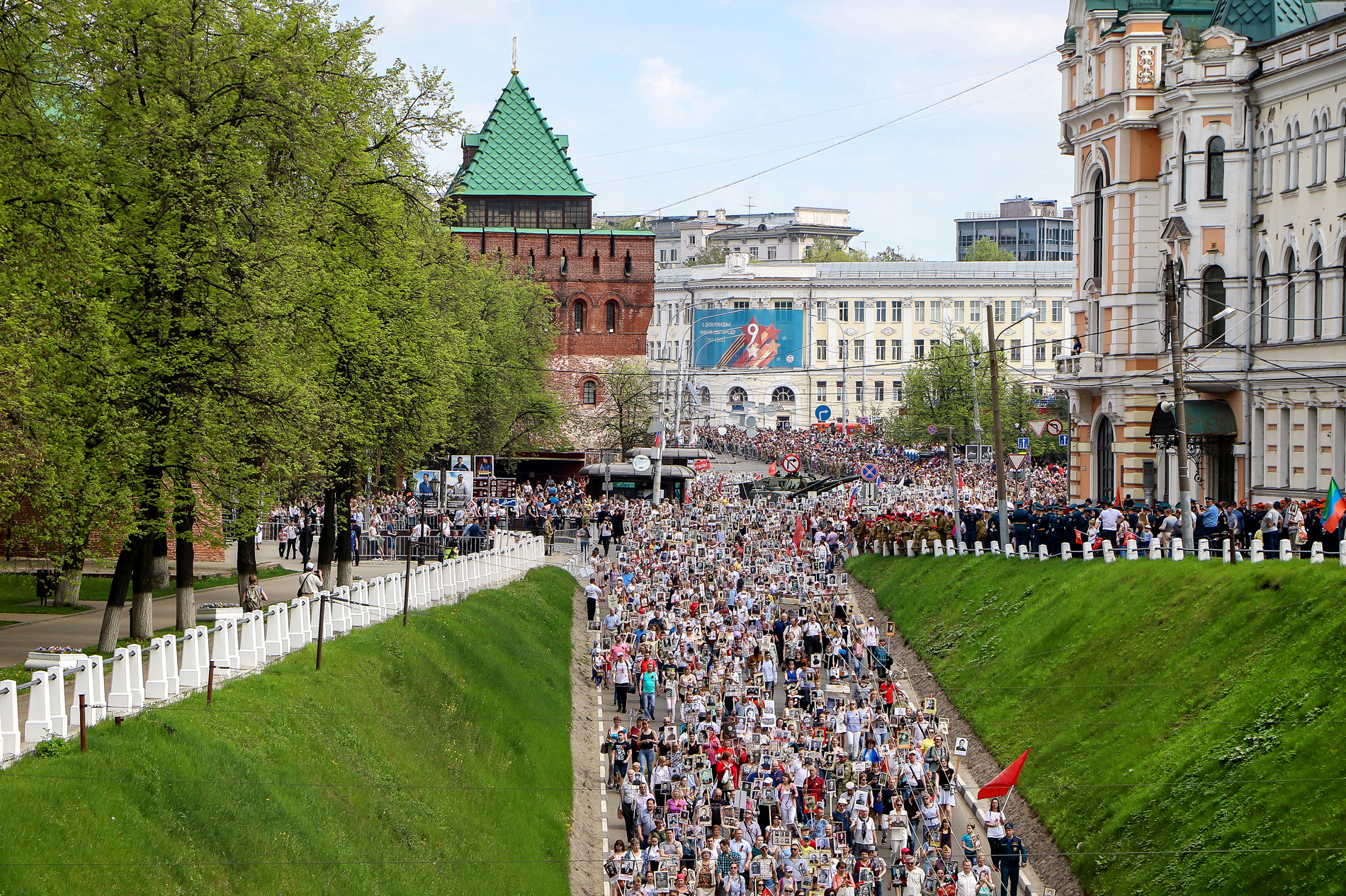 Нижний пройти. Бессмертный полк Нижний Новгород Кремль. Бессмертный полк площадь Минина. Нижний Новгород в мае. 9 Мая Нижний Новгород.