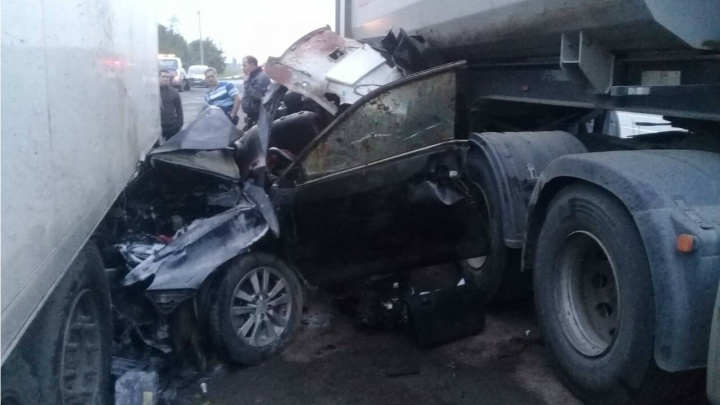 Один погиб, трое ранены: водитель Toyota врезался в фуру на трассе М-5 под Челябинском