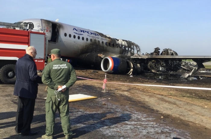 Самолет загорелся после посадки, погиб 41 человек Самолет загорелся после посадки, погиб 41 человек
