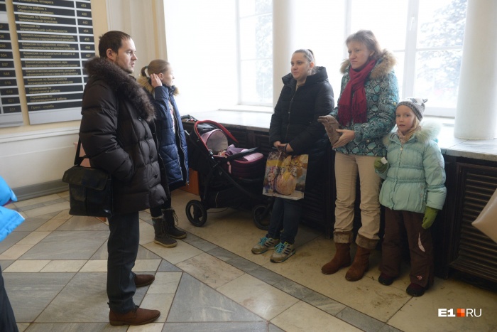 Горожане пришли в здание администрации Екатеринбурга, чтобы передать обращение и предложить сотрудникам мэрии посидеть с их детьми Горожане пришли в здание администрации Екатеринбурга, чтобы передать обращение и предложить сотрудникам мэрии посидеть с их детьми