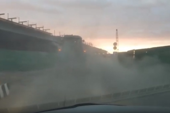 Вот в такую пылевую завесу попал с утра автомобилист Вот в такую пылевую завесу попал с утра автомобилист